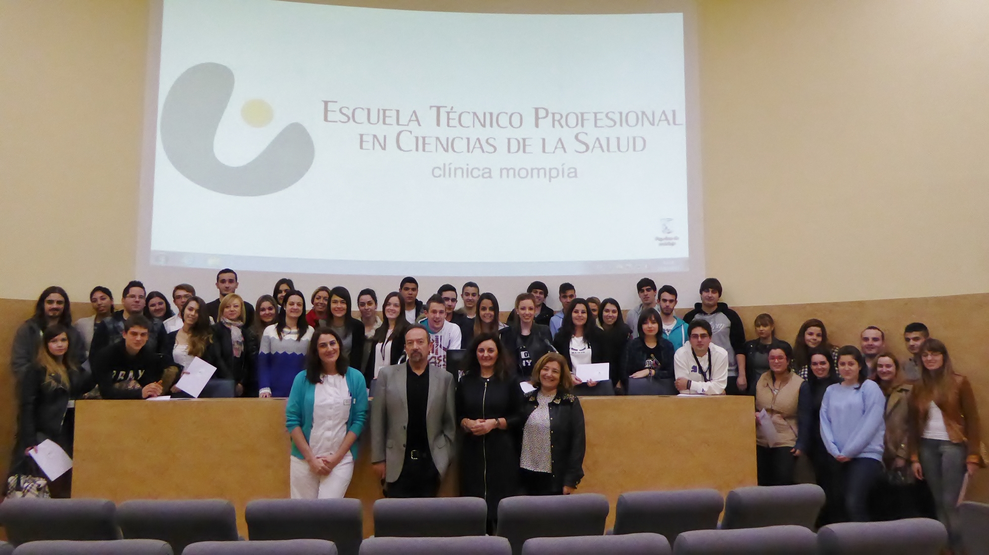 La Escuela Técnico Profesional En Ciencias De La Salud 'Clínica Mompía' Recibe Al Oncólogo José Manuel López Vega